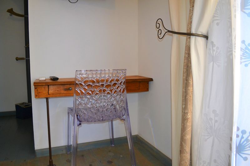Le coin bureau de la chambre bleue