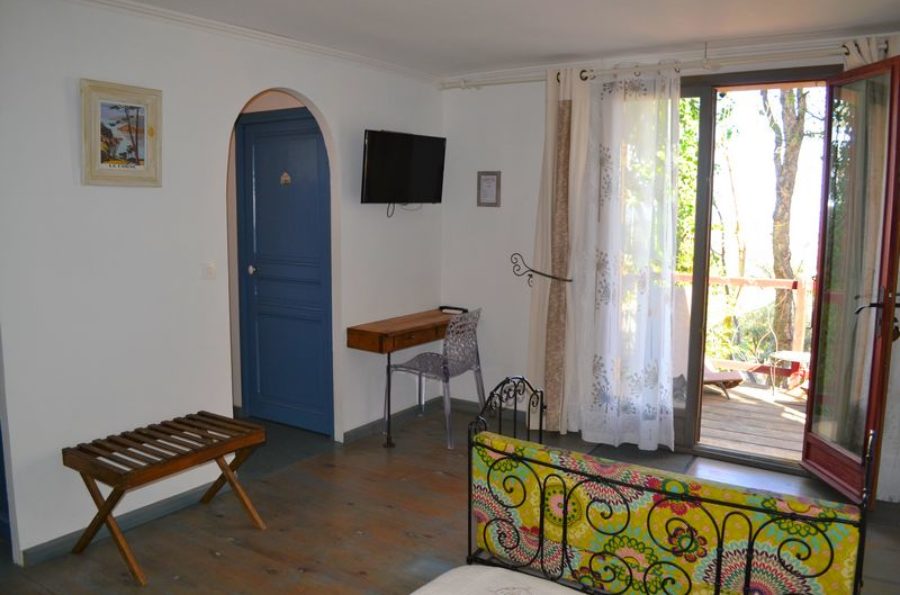 entrée et terrasse de la chambre bleue