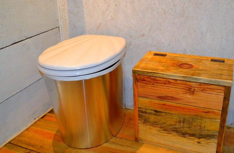Toilettes séches du cabanon écologique de la maison d'hôtes de la vigne