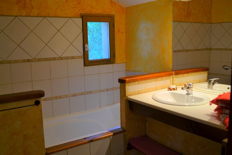 Salle de bain de la chambre familiale