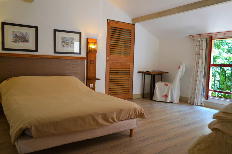 Chambre avec fenêtre sur le jardin