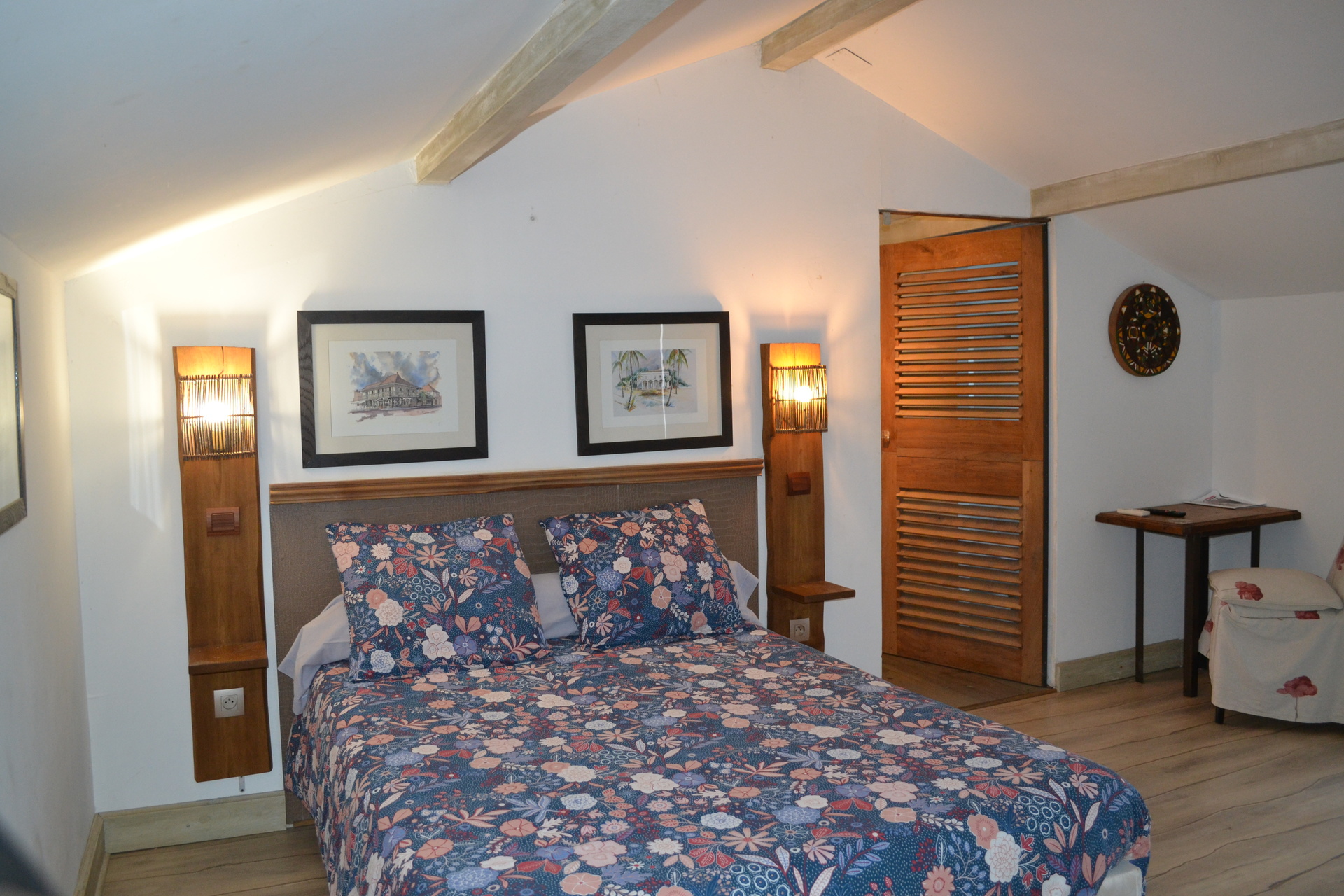 Un lit double dans une ambiance tropicale