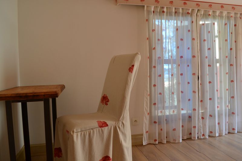 Chambre tropicale avec vue sur le jardin