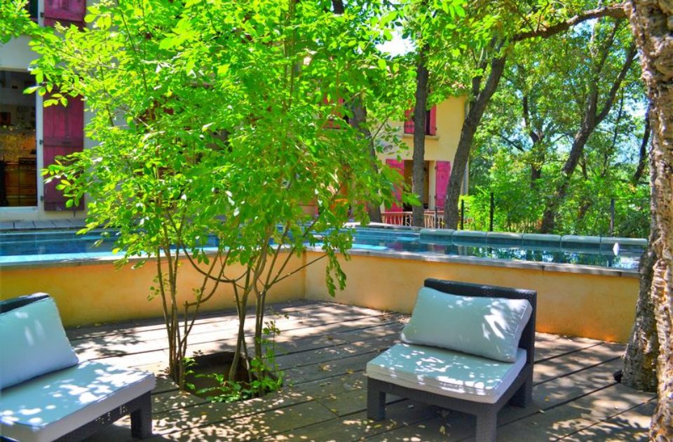Terrasse au bord dela piscine