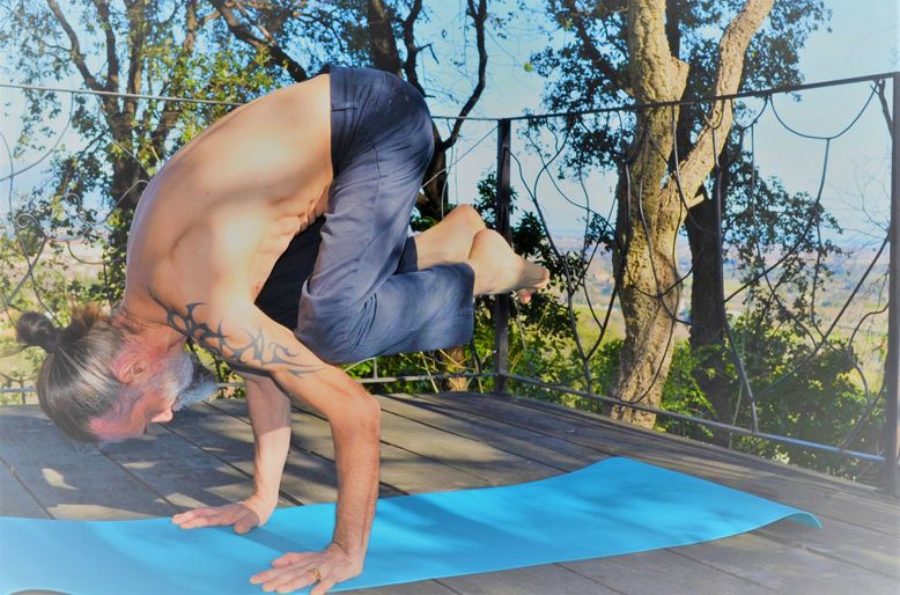 Bakasana sur la terrasse sous les arbres